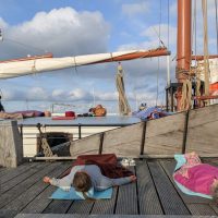 Yoga an Deck und Steg