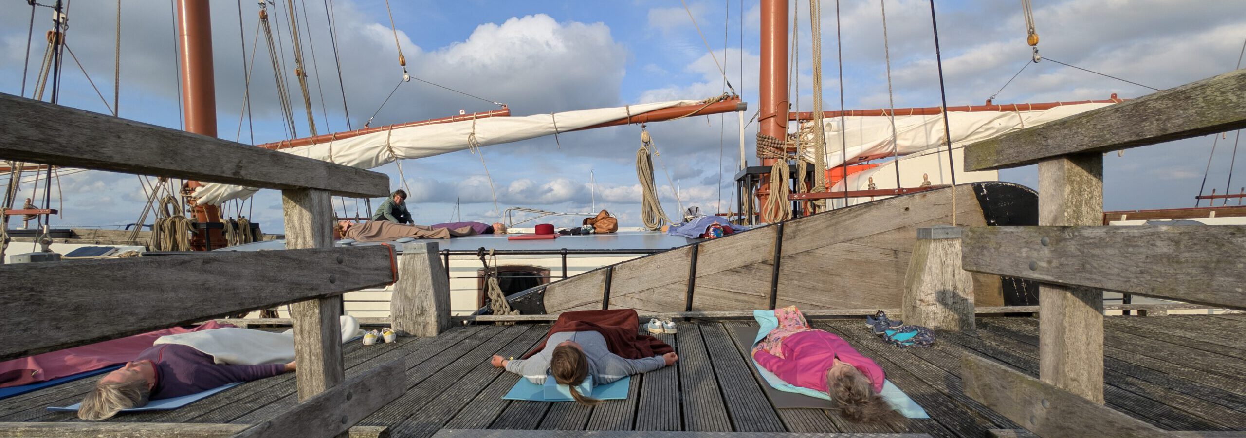 Yoga an Deck und Steg