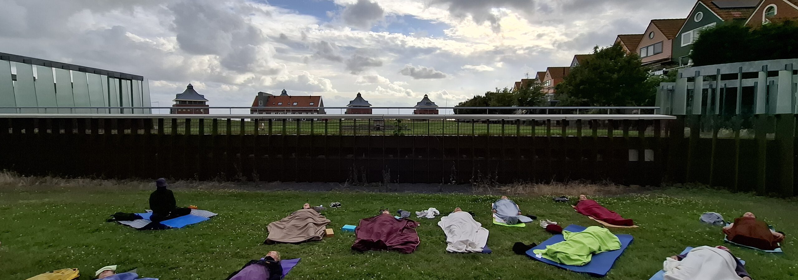 Yoga bei Wind und Wetter Wiese